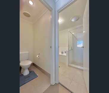 Beautiful and Spacious 3 Bedroom Townhouse - Photo 4