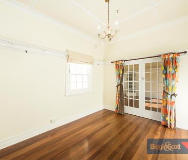 SUNFILLED TOP FLOOR APARTMENT - Photo 2