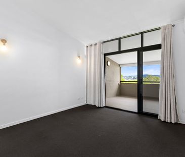 Contemporary 3 Bedroom Townhouse with City Views - Photo 3