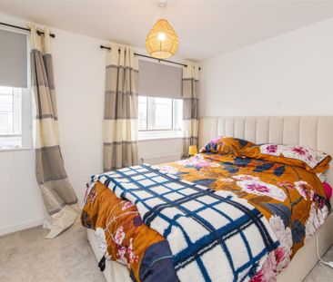 2 bed House - Mid Terrace To Let - Photo 2