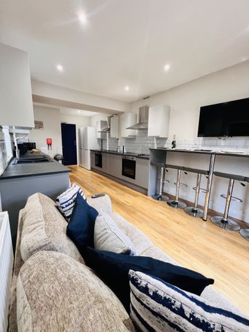 BEDROOM 3 – LARGE DOUBLE ENSUITE - Photo 3