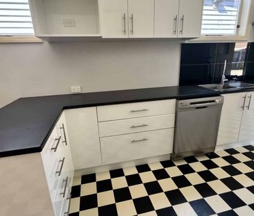 LINWOOD, THREE BEDROOMS, TRIPLE CAR GARAGE - Photo 1