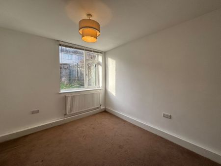 Barley Lea House, Stoke Aldermoor - Photo 5