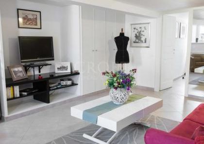 Trastevere: Furnished, modern 2 Bedroom, 2 bath, spacious living room, brgiht, silent, air conditioning. Located in beautiful private complex. #1168