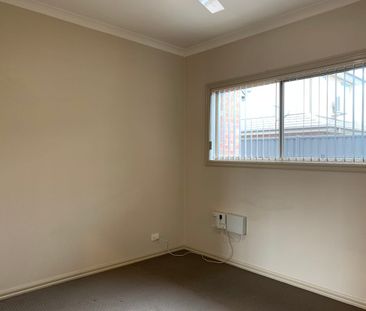 Spacious Townhouse! - Photo 3