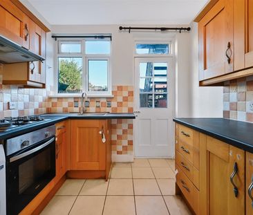 2 Bed Maisonette, Abbey Road, SW19 - Photo 4