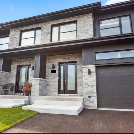 Maison de ville moderne à louer (construite en 2020)/Mondern Townhouse for rent (2020 Bulit) - Photo 3