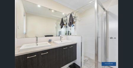 What a stunner!! - Photo 3