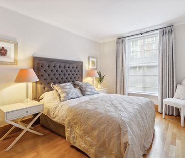 An elegant three bedroom residence within the prestigious Kings Chelsea development SW10. - Photo 3