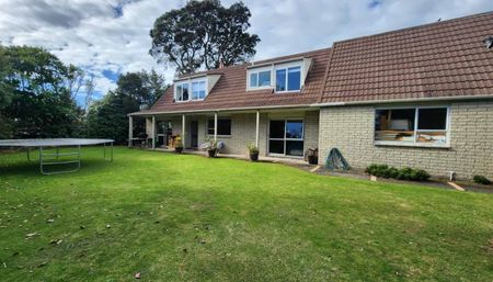 Perfectly Positioned Family Home in the Heart of Oakura Village - Photo 2