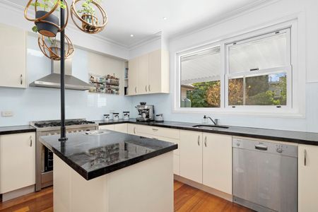 Charming Weatherboard With Wide Frontage & Dual Crossovers - Photo 4