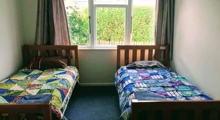 Charming 3BR Family Home in Glengarry - Photo 3