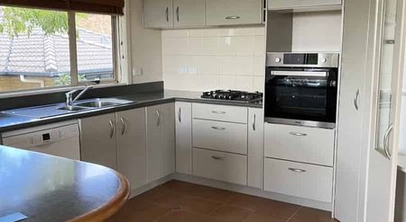 Big family home, lots of storage - Photo 4