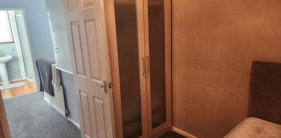 1 bedroom in a house share to rent - Photo 2