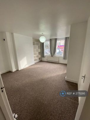 4 bedroom flat to rent - Photo 1
