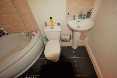 2 bedroom House in Burley Lodge Terrace, Leeds - Photo 2