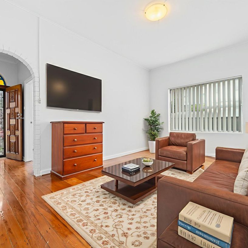 Charming & Freshly Painted 4-Bedroom Family Home - Photo 1