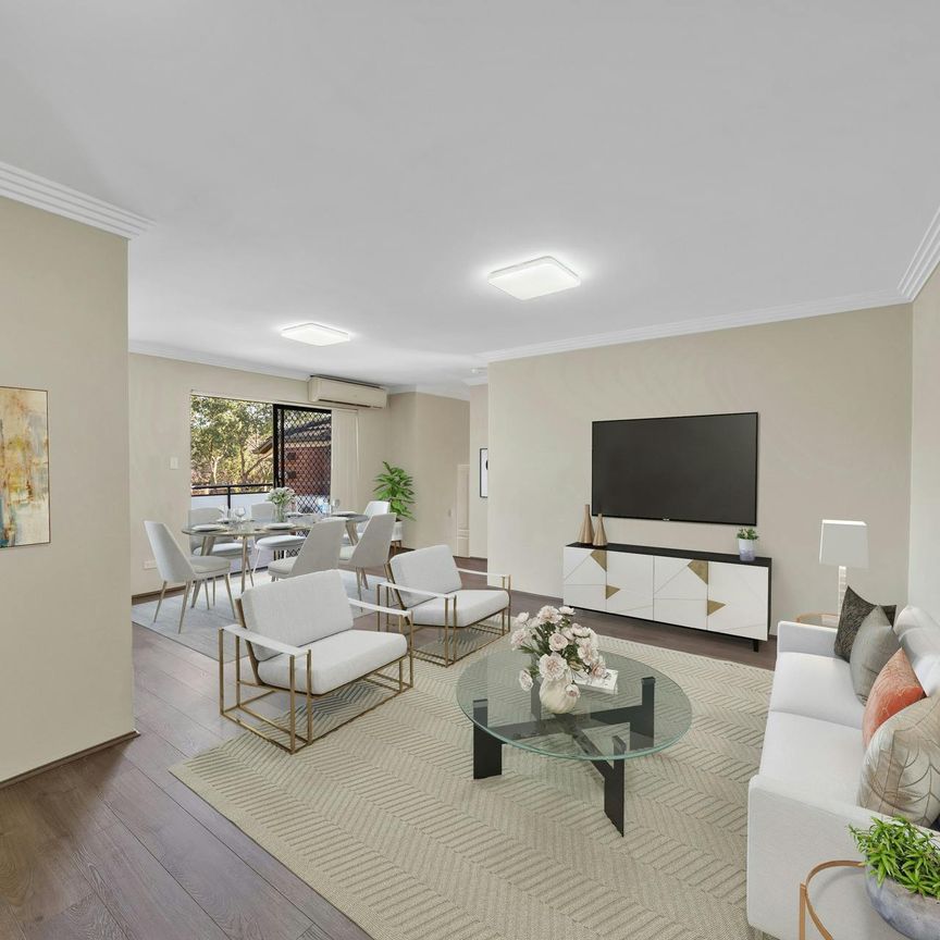 SPLIT LEVEL THREE BEDROOM IN A CENTRAL LOCATION - Photo 1