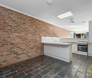 Charming 3-Bedroom Townhouse in a Serene Cul-de-Sac - Photo 2