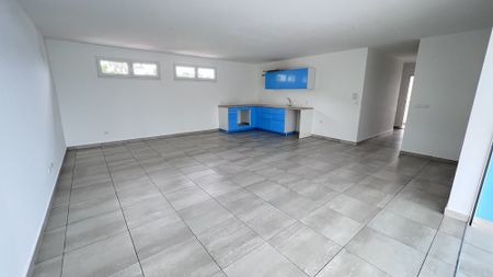 Location Appartement 3 pièces 78m² LA TRINITE 97220 - Photo 3