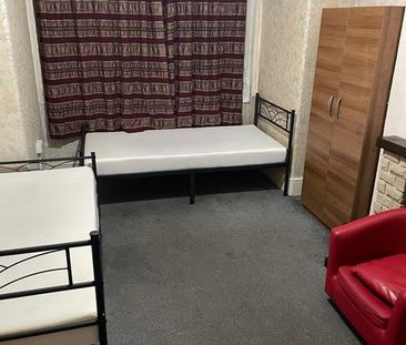 Room in a Shared House, Green Lane, IG3 - Photo 1