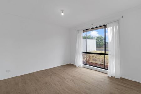 Modern Four Bedroom Home – 500m To The Beach! - Photo 4