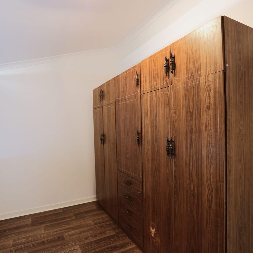 Classic 40s home, short walk to shops or bus stop - Photo 1