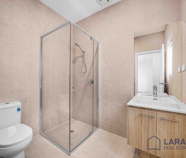 Brand-New 4-Bedroom Home in Prime Armstrong Creek Location! - Photo 4