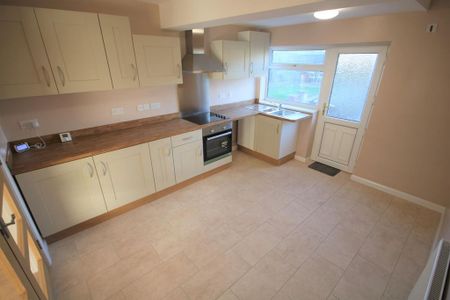 3 bedroom semi-detached house to rent - Photo 4