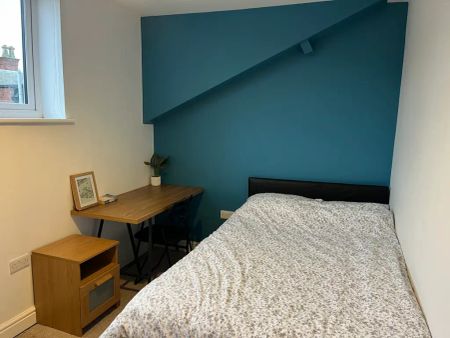 6 bedroom terraced house to rent - Photo 4