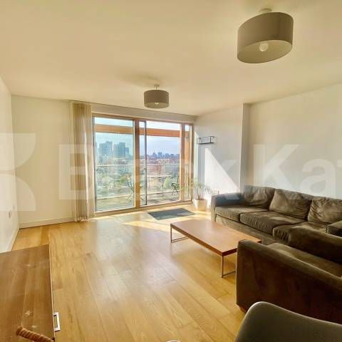 Flooded with natural light & 24 hour concierge service - Photo 1