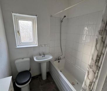 2 bedroom end of terrace house to rent - Photo 3