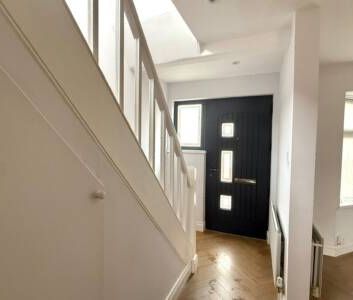 Part Furnished 2 bedroom semi detached - Photo 5