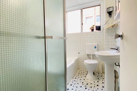 Spacious Two-Bedroom Apartment in a Prime Kogarah Location - Photo 5