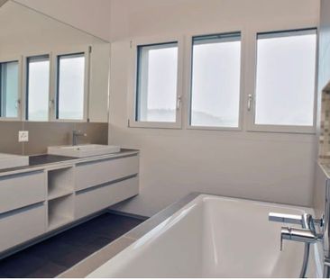 Neubau 2027: 150 m² Wohnfläche auf zwei Etagen, offene Galerie mit freistehender Badewanne und Minergie-Standard - Foto 2