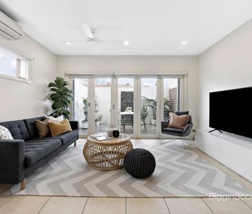 Elegant City Living with Breathtaking Views in Unbeatable Location - Photo 1