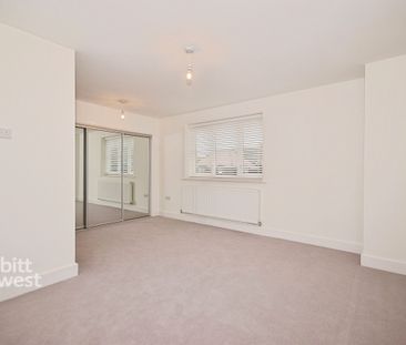 4 bedroom end of terrace house to rent - Photo 3