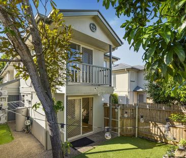 Spacious & Stylish Townhouse in Prime Inner-City Location - Photo 6