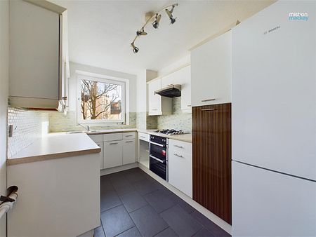 Modern two bedroom apartment located moments away from the Seven Dials. Offered to let un-furnished. Available now! - Photo 3