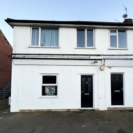 Newly Renovated 1 bed maisonette with PARKING - Photo 4