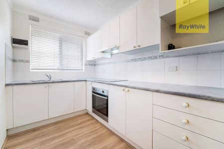 Stylish 2-Bedroom Apartment with Lock-Up Garage in Prime Parramatta Location - Photo 5