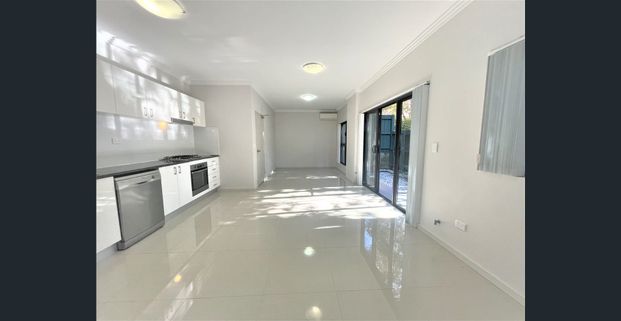 One bedroom, one bathroom, one car parking - Photo 1