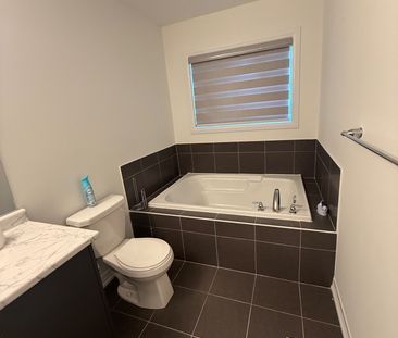 For Lease - 21 Velvet Way, Thorold, Ontario - Photo 4