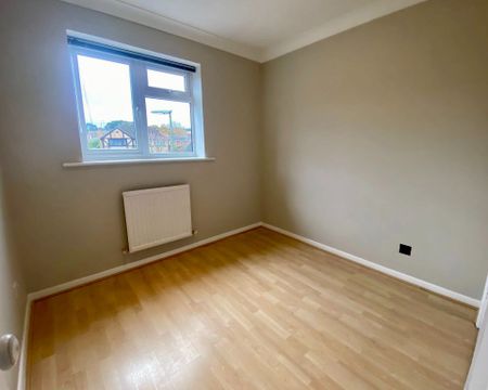 Laird Court, Bagshot, GU19 - Photo 3