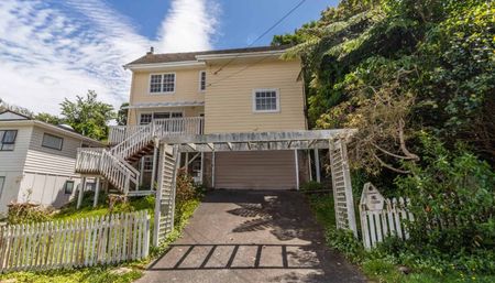 This beautifully elevated property perfectly positioned for all-day sun is available for rent Now - Photo 4