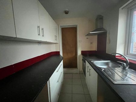 Terraced House to rent on - Photo 5