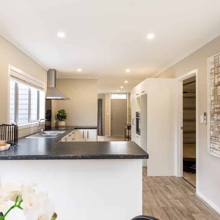 Style and Location - Photo 3