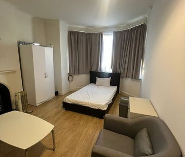 Room in a Shared House, Melrose Avenue, NW2 - Photo 3