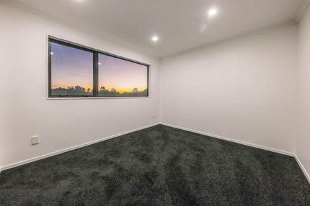 Spacious 5-Bedroom Family Home for Rent in Point England - Photo 3