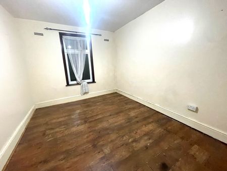 two bedroom first floor flat close to seven king station - £1900 - Photo 3